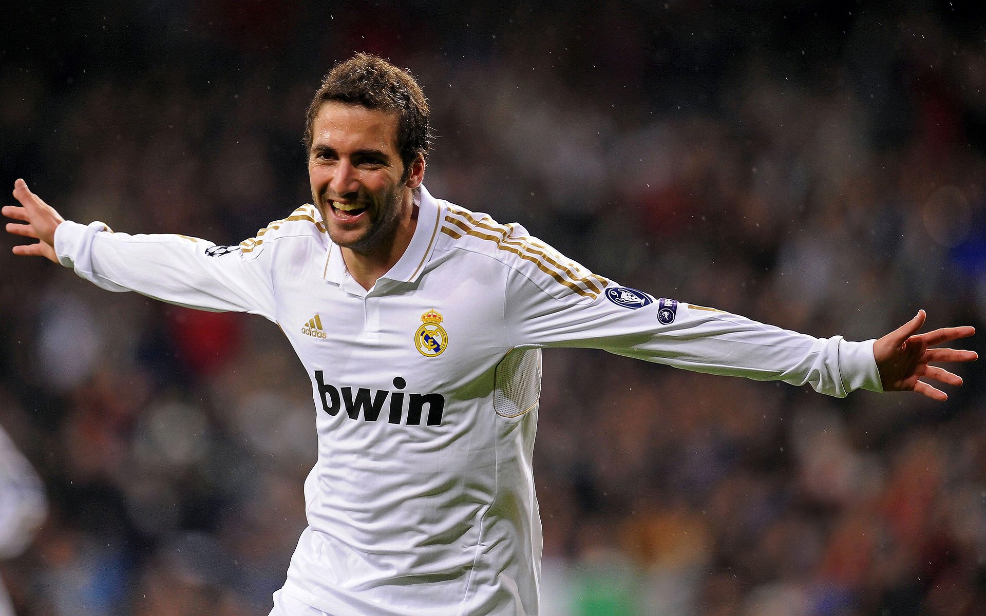 那不勒斯在意甲联赛中夺冠，终结33年冠军荒。，那不勒斯晋级意杯四强